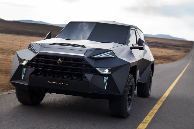 Chiếc xe có khối lượng 6 tấn và thiết kế giống máy bay tàng hình này là một trong những chiếc SUV đắt nhất thế giới. Karlmann King được thiết kế bởi công ty Trung Quốc IAT. Ở phiên bản cao nhất, thân xe có khả năng chống đạn để bảo vệ chủ xe giàu có. Cùng với hệ dẫn động bốn bánh toàn thời gian và hộp số tự động 6 cấp, Karlmann King có thể đạt tốc độ tối đa 140 km/h dù mang kích thước khổng lồ. Xe có giá từ 2 triệu USD đến 3,8 triệu USD.