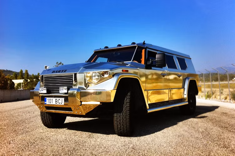 Mẫu xe bọc thép này là sản phẩm của hãng độ Dartz Motors tại Latvia. Chiếc xe được xây dựng trên khung gầm của Mercedes-Benz GLS và trang bị động cơ V8 6.6L của GM. Thiết kế của Dartz Prombron được lấy cảm hứng từ máy bay trực thăng Sikorsky. Với lớp giáp dày, mẫu xe này có thể chống được đạn từ súng AK47 cho tới lựu đạn, gầm xe cũng có thể chịu được mìn chống tăng. Giá của một chiếc Dartz Prombron tiêu chuẩn khoảng 969.430 USD.