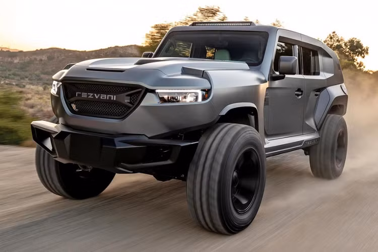 Với biệt danh là "SUV mạnh nhất thế giới" hay "xe tăng đường phố", Rezvani Tank là dòng SUV mang tính biểu tượng hàng đầu nước Mỹ. Xe trang bị động cơ siêu nạp V8 6.2L, tương tự động cơ của Dodge Demon nhưng được nâng cấp cho công suất trên 1.000 mã lực, mô-men xoắn 1.180 Nm. Rezvani Tank 2020 có giá từ 155.000 USD - 349.000 USD tùy phiên bản. Ngoài phiên bản bọc giáp, Rezvani Tank 2020 còn có khả năng bảo vệ chống vũ khí xung điện từ (EMP).