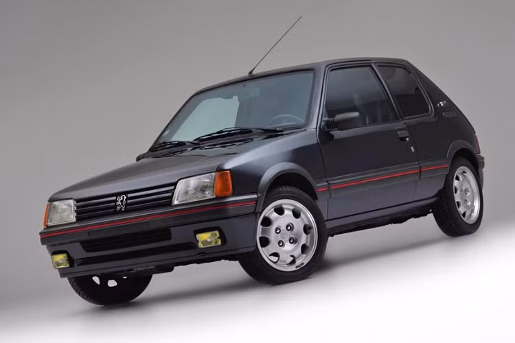 Dù có ngoại hình lỗi thời, nhưng Peugeot 205 GTI vẫn xứng đáng là chiếc xe bọc thép cứng cáp nhất từng xuất hiện trên đường phố. Được sản xuất vào năm 1980, 205 GTI có khối lượng 910 kg do ngoại hình có phần nhỏ bé. Chiếc xe thuộc sở hữu của tỷ phú người Pháp Bernard Arnault, được nâng cấp vỏ thép và kính chống đạn, điều này khiến khối lượng tăng thêm khoảng 500 kg. Chiếc xe được rao bán hồi đầu năm 2019 với giá 41.362 USD.