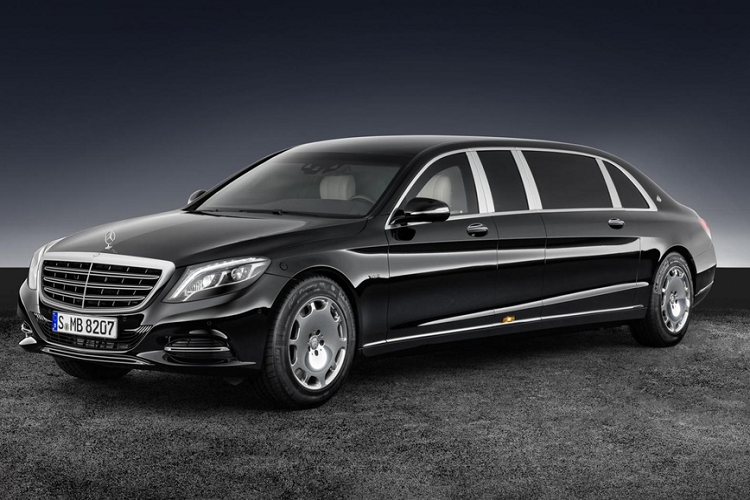 Mercedes-Maybach S600 Pullman Guard: Mẫu xe bọc thép này không còn quá xa lạ bởi nó được nhiều nguyên thủ quốc gia trên thế giới sử dụng. Cửa sổ của chiếc xe được bọc lớp polycarbonate rất dày và điều chỉnh bằng hệ thống thủy lực. Khối lượng của chiếc xe lên tới 5,1 tấn, nhưng vẫn có thể đạt tốc độ tối đa 160 km/h nhờ động cơ V12 tăng áp kép, công suất 523 mã lực và mô-men xoắn 664 Nm. Giá trị của một chiếc Mercedes-Maybach S600 Pullman Guard khoảng 1,55 triệu USD.