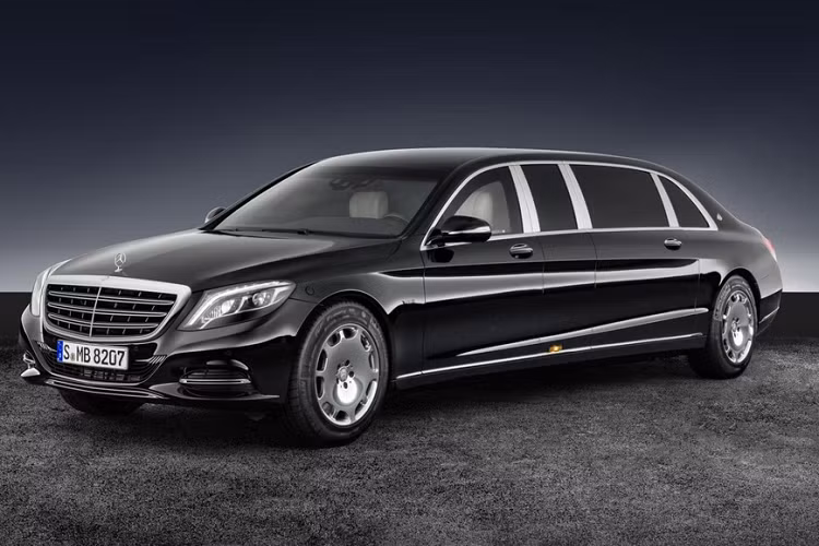 Mercedes-Maybach S600 Pullman Guard: Mẫu xe bọc thép này không còn quá xa lạ bởi nó được nhiều nguyên thủ quốc gia trên thế giới sử dụng. Cửa sổ của chiếc xe được bọc lớp polycarbonate rất dày và điều chỉnh bằng hệ thống thủy lực. Khối lượng của chiếc xe lên tới 5,1 tấn, nhưng vẫn có thể đạt tốc độ tối đa 160 km/h nhờ động cơ V12 tăng áp kép, công suất 523 mã lực và mô-men xoắn 664 Nm. Giá trị của một chiếc Mercedes-Maybach S600 Pullman Guard khoảng 1,55 triệu USD.