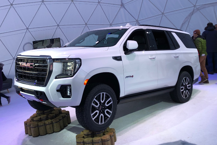 Kích thước tổng thể của mẫu xe SUV GMC Yukon AT4 2021 tương đương với chiếc Lincoln Navigator