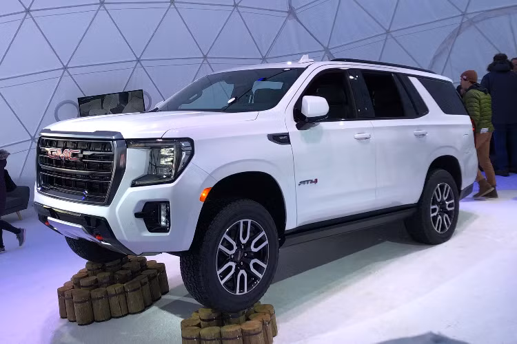 Kích thước tổng thể của mẫu xe SUV GMC Yukon AT4 2021 tương đương với chiếc Lincoln Navigator