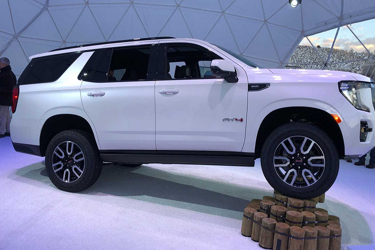 GMC Yukon AT4 2021 có kích thước chiều dài x chiều rộng x chiều cao là 5.720 x 2.057 x 1.943 mm, chiều dài cơ sở 3.406 mm, bình nhiên liệu của xe có sức chứa 106 lít xăng.