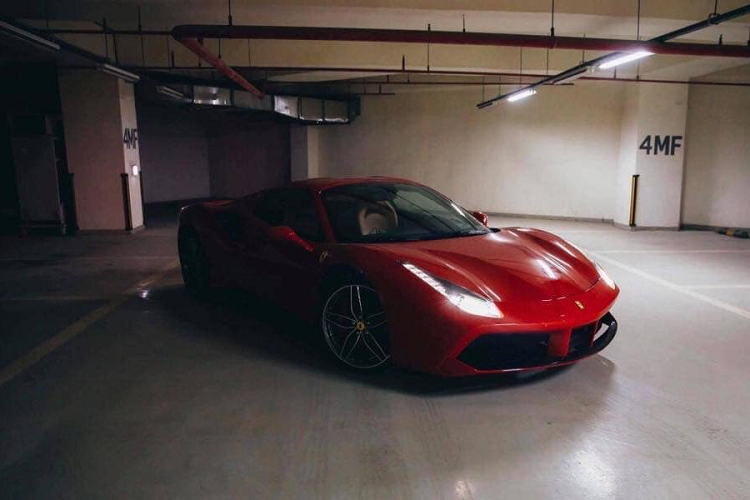 Ferrari 488 Spider còn sở hữu sự khác biệt khi di chuyển trên phố. Khi đường đông, xe di chuyển chậm, êm ái và động cơ không gào rú một cách không cần thiết, vô lăng nhẹ, phù hợp với quá trình di chuyển.