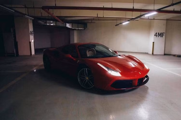 Ferrari 488 Spider còn sở hữu sự khác biệt khi di chuyển trên phố. Khi đường đông, xe di chuyển chậm, êm ái và động cơ không gào rú một cách không cần thiết, vô lăng nhẹ, phù hợp với quá trình di chuyển.
