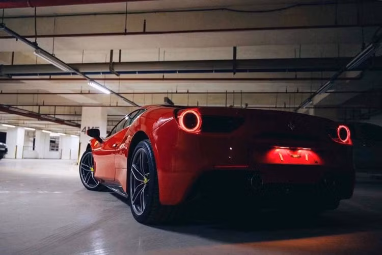 Mẫu siêu xe Ferrari 488 Spider mui trần này sử dụng động cơ tăng áp kép V8 3.9L và mỗi lần tăng tốc tiếng ca pô khiến bất cứ ai cũng cảm thấy vô cùng phấn khích. Sức mạnh vượt trội cũng giúp xe tăng tốc từ 0-100 km/h chỉ trong hơn 3 giây ngắn ngủi.