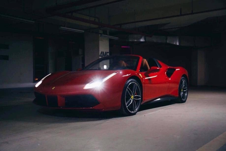 Theo khảo sát, giá một chiếc siêu xe Ferrari 488 Spider mui trần mới khi về đến Việt Nam vào khoảng 800.000 USD (tương đương 19 tỷ đồng). Mẫu siêu xe Ý có màu sơn đỏ nổi bật và sức mạnh gấp khoảng 10 lần một chiếc Kia Morning, tầm 670 mã lực.