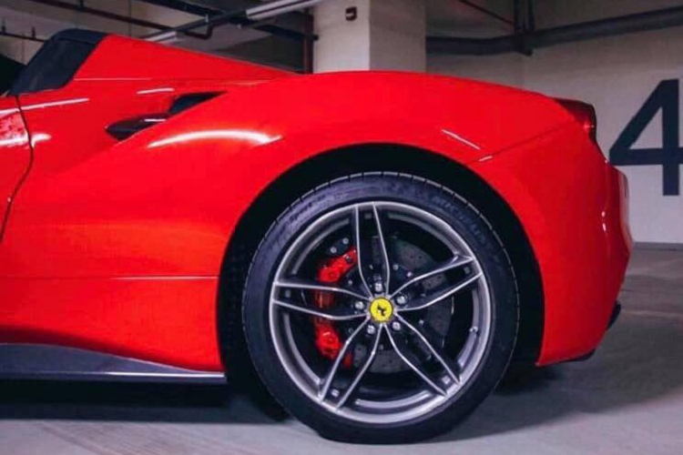 Diện mạo của Ferrari 488 Spider khiến bất cứ ai cũng phải trầm trồ, tinh tế và vô cùng hiện đại. Các chi tiết có thể độ thì chiếc xe này đều chuyển sang sử dụng vật liệu carbon. Các đường lượn, các chi tiết đều được tính toán để có khí động học tốt nhất, giúp xe bám đường và di chuyển chính xác.