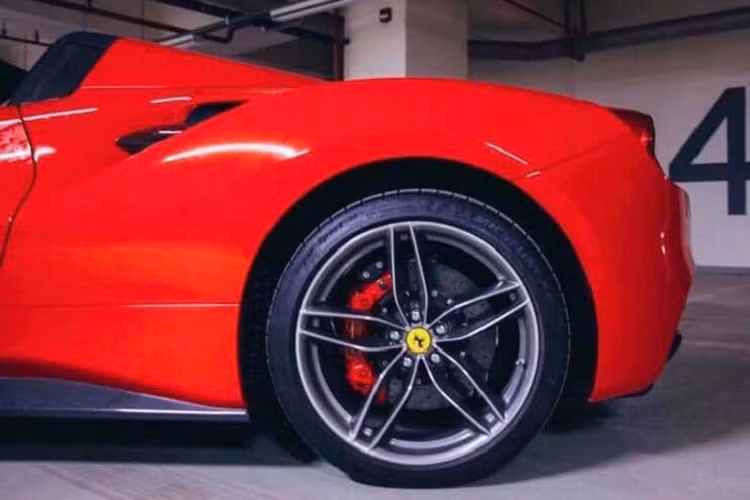 Diện mạo của Ferrari 488 Spider khiến bất cứ ai cũng phải trầm trồ, tinh tế và vô cùng hiện đại. Các chi tiết có thể độ thì chiếc xe này đều chuyển sang sử dụng vật liệu carbon. Các đường lượn, các chi tiết đều được tính toán để có khí động học tốt nhất, giúp xe bám đường và di chuyển chính xác.