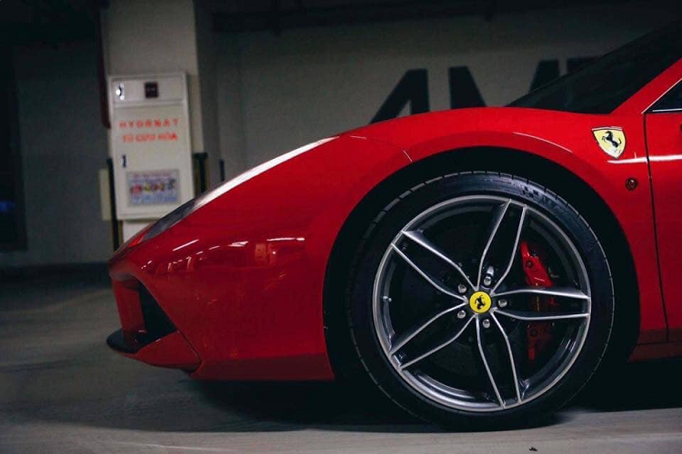 Sở hữu 1 chiếc siêu xe là giấc mơ của rất nhiều tín đồ ôtô. Tuy nhiên, mức giá quá đắt đỏ thường ngoài tầm với của hầu hết mọi người. Giá xe Ferrari 488 Spider cũ được rao bán trong bài viết này chỉ hơn 8 tỷ đồng. Mặc dù đã rẻ hơn quá nhiều so với mua mới thì đối với nhiều người đây vẫn là một số tiền khổng lồ. Tất nhiên, không phải tự nhiên mà siêu xe chỉ để dành cho giới nhà giàu.