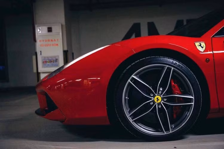 Sở hữu 1 chiếc siêu xe là giấc mơ của rất nhiều tín đồ ôtô. Tuy nhiên, mức giá quá đắt đỏ thường ngoài tầm với của hầu hết mọi người. Giá xe Ferrari 488 Spider cũ được rao bán trong bài viết này chỉ hơn 8 tỷ đồng. Mặc dù đã rẻ hơn quá nhiều so với mua mới thì đối với nhiều người đây vẫn là một số tiền khổng lồ. Tất nhiên, không phải tự nhiên mà siêu xe chỉ để dành cho giới nhà giàu.