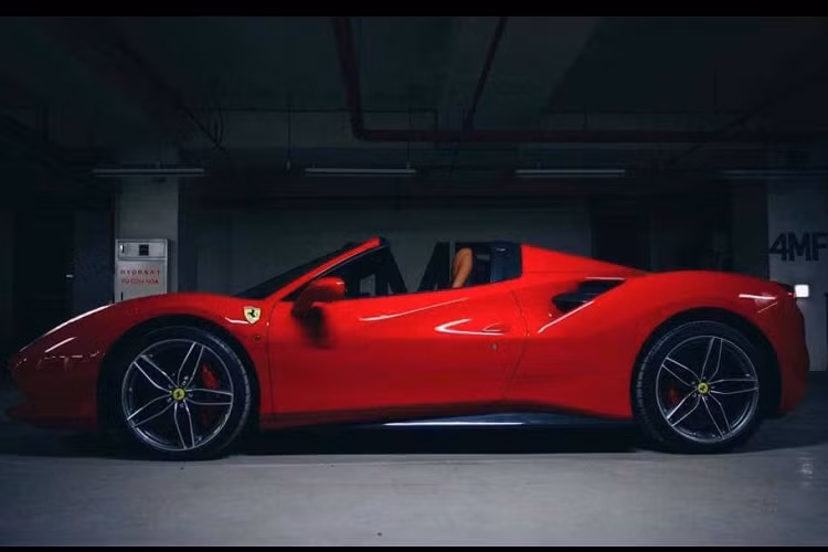 Nội thất xe đẳng cấp và sang trọng với ghế ngồi bọc da, thiết kế ôm người lái, các ứng dụng hiện đại đem lại cảm giác thoải mái nhất cho người dùng. Mẫu xe này còn có thể nâng gầm tương đương 1 mẫu xe sedan để di chuyển trên những cung đường xấu hơn hoặc lên vỉa hè để không gặp va chạm. Ngoài ra, phần mái của chiếc coupe cũng có thể gập lại để trở thành 1 chiếc mui trần đúng nghĩa.