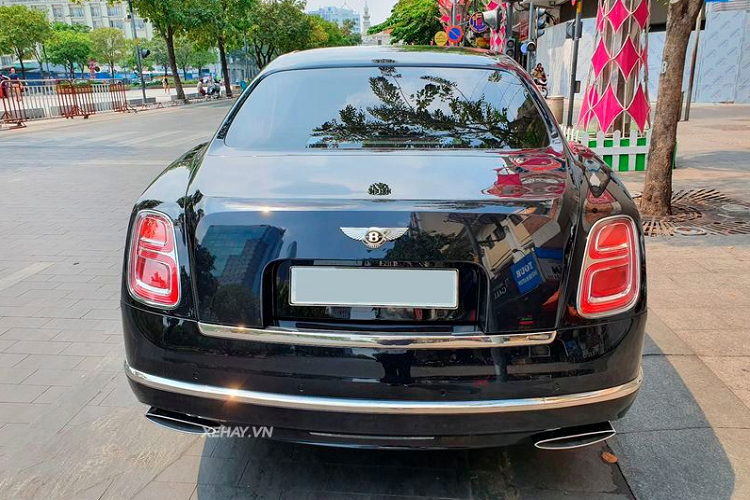 Mới nhìn ở ngoài, phiên bản Mulsanne W.O. Edition gần giống với bản Mulsanne tiêu chuẩn. Tuy nhiên, Bentley đã dành riêng cho bản đặc biệt này màu sơn đen Onyx cùng chắn bùn có chữ ký của ông W.O &amp; nắp trục bánh riêng.