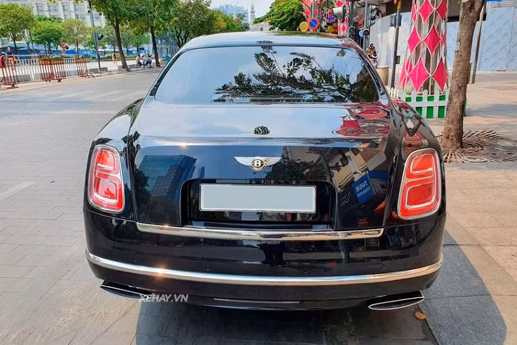 Mới nhìn ở ngoài, phiên bản Mulsanne W.O. Edition gần giống với bản Mulsanne tiêu chuẩn. Tuy nhiên, Bentley đã dành riêng cho bản đặc biệt này màu sơn đen Onyx cùng chắn bùn có chữ ký của ông W.O &amp; nắp trục bánh riêng.