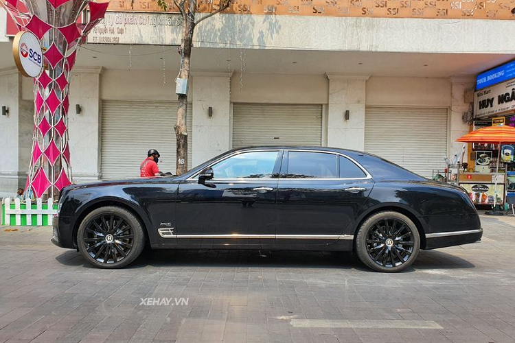 Là sản phẩm của bộ phận Mulliner, mỗi chiếc Bentley Mulsanne W.O. Edition sở hữu một chi tiết tương tự chiếc ô tô 8 Litre cá nhân của nhà sáng lập thương hiệu. Phiên bản W.O Edition đã sao chép y hệt phong cách dòng xe 8 Litre khi sử dụng tông màu đen thẫm ở ngoại thất kết hợp với nội thất ốp gỗ siêu sang.