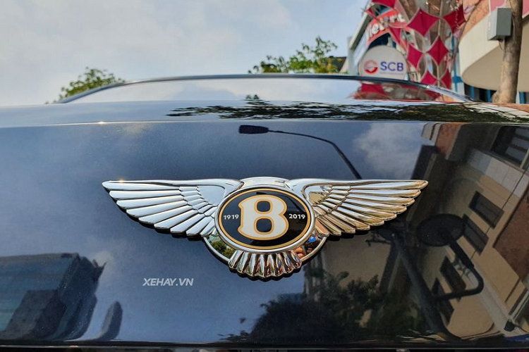 Sự khác biệt lớn nhất của phiên bản đặc biệt này chính là nội thất. Điểm nổi bật đầu tiên chính là tủ pha cocktail phát sáng với họa tiết gợi liên tưởng đến lưới tản nhiệt ma trận và cụm đèn pha của 8 Litre. Trên tủ cocktail này còn có một cửa sổ nhỏ, hé lộ một phần của trục khuỷu trong động cơ trên chiếc 8 Litre.