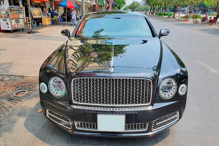Mẫu xe siêu sang Bentley Mulsanne W.O. Edition được ra đời nhằm kỷ niệm 100 năm ngày hình thành thương hiệu xe siêu sang nước Anh. Chính vì vậy, Bentley chỉ sản xuất đúng 100 chiếc Mulsanne W.O. Edition trên toàn thế giới. Trong số đó, có một chiếc đang được lăn bánh tại Việt Nam.