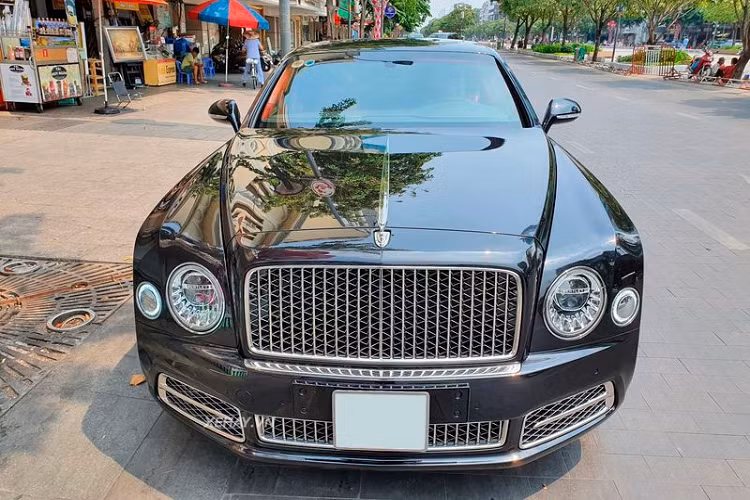 Mẫu xe siêu sang Bentley Mulsanne W.O. Edition được ra đời nhằm kỷ niệm 100 năm ngày hình thành thương hiệu xe siêu sang nước Anh. Chính vì vậy, Bentley chỉ sản xuất đúng 100 chiếc Mulsanne W.O. Edition trên toàn thế giới. Trong số đó, có một chiếc đang được lăn bánh tại Việt Nam.