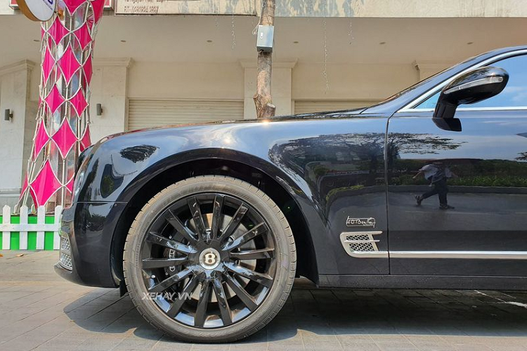 Ngoài ra, sự sang trọng của chiếc xe này còn nằm ở thiết kế với 4 loại gỗ được sử dụng để ốp cho Mulsanne W.O. Edition cùng điểm nhấn là những chi tiết bằng nhôm. Ghế xe được bọc da Beluga và Fireglow cao cấp bậc nhất, hơn nữa còn được thêu tiền tố tên của nhà sáng lập trên tựa đầu mỗi ghế. Giá xe Bentley Mulsanne W.O. Edition độc nhất tại Việt Nam này hiện vẫn là một ẩn số.