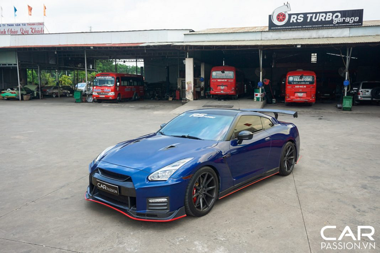 Tại thị trường Việt Nam, có không dưới 5 chiếc siêu xe Nissan GT-R R35 được mang về nước nhưng toàn bộ đều không phải là những phiên bản mới nhất. Vì vậy, không quá khó hiểu khi những chủ nhân của mẫu xe thể thao Nhật Bản quyết định nâng cấp cho chiếc Nissan GT-R của mình với nhiều gói độ khác nhau.