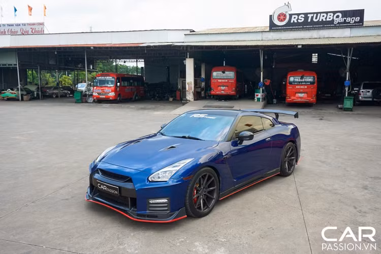 Tại thị trường Việt Nam, có không dưới 5 chiếc siêu xe Nissan GT-R R35 được mang về nước nhưng toàn bộ đều không phải là những phiên bản mới nhất. Vì vậy, không quá khó hiểu khi những chủ nhân của mẫu xe thể thao Nhật Bản quyết định nâng cấp cho chiếc Nissan GT-R của mình với nhiều gói độ khác nhau.