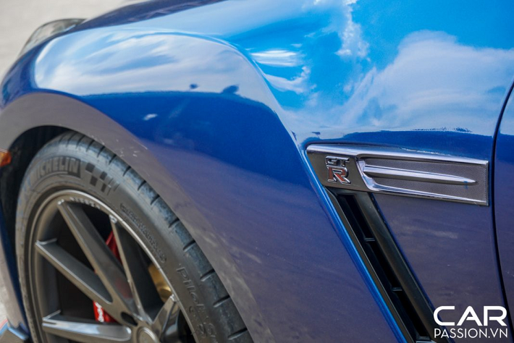 Điển hình nhất là chiếc Nissan GT-R R35 đời 2009 thuộc sở hữu của hội trưởng nhóm chơi xe RS Turbo tại Bình Phước. Chia sẻ về quá trình chơi xe cùng với CarPassion.vn, chúng ta đều có thể cảm nhận được sự tâm huyết cũng như công sức và thời gian mà vị chủ nhân này đã bỏ ra để chăm chút cho “xế cưng” của mình.