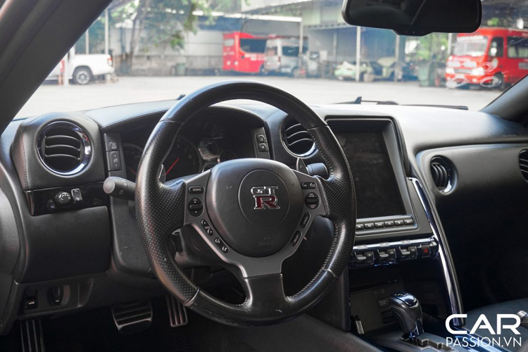 Chưa dừng lại ở đó, hội trưởng RS Turbo còn thay thế bộ mâm nguyên bản bằng chi tiết “hàng hiệu” đến từ Vossen có đường kính 20 inch. Bộ mâm đa chấu mới thuộc dòng Hybrid Forged Series có tên là VFS-1 được sơn màu xám chì khá lạ mắt, ẩn bên trong là cùm phanh Brembo sơn đỏ nổi bật, kết hợp với đĩa phanh mới được thay thế.