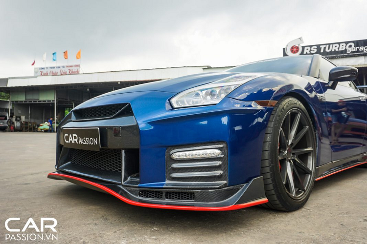 Ở phần đầu xe, bộ bodykit Nismo mang đến một cái nhìn mới mẻ hơn với phần líp trước bằng sợi carbon, các hốc gió phía trước được trau chuốt lại sắc sảo hơn. Logo “GT-R” đặt ở vị trí trung tâm đã được gỡ ra, cụm đèn pha nguyên bản trên chiếc GT-R đời 2009 này đã được chủ nhân thay mới bằng cụm đèn của thế hệ GT-R R35 được sản xuất từ năm 2015 trở đi. Ngoài ra, hai khe gió nhỏ trên nắp ca-pô cũng được ốp sợi carbon đẹp mắt.