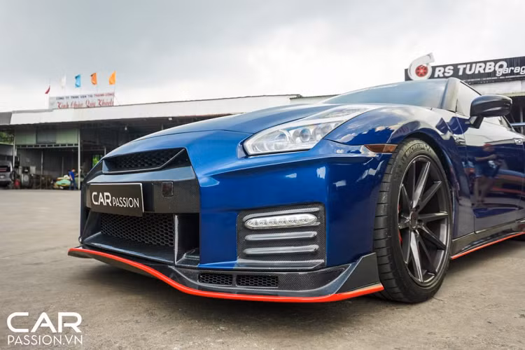 Ở phần đầu xe, bộ bodykit Nismo mang đến một cái nhìn mới mẻ hơn với phần líp trước bằng sợi carbon, các hốc gió phía trước được trau chuốt lại sắc sảo hơn. Logo “GT-R” đặt ở vị trí trung tâm đã được gỡ ra, cụm đèn pha nguyên bản trên chiếc GT-R đời 2009 này đã được chủ nhân thay mới bằng cụm đèn của thế hệ GT-R R35 được sản xuất từ năm 2015 trở đi. Ngoài ra, hai khe gió nhỏ trên nắp ca-pô cũng được ốp sợi carbon đẹp mắt.