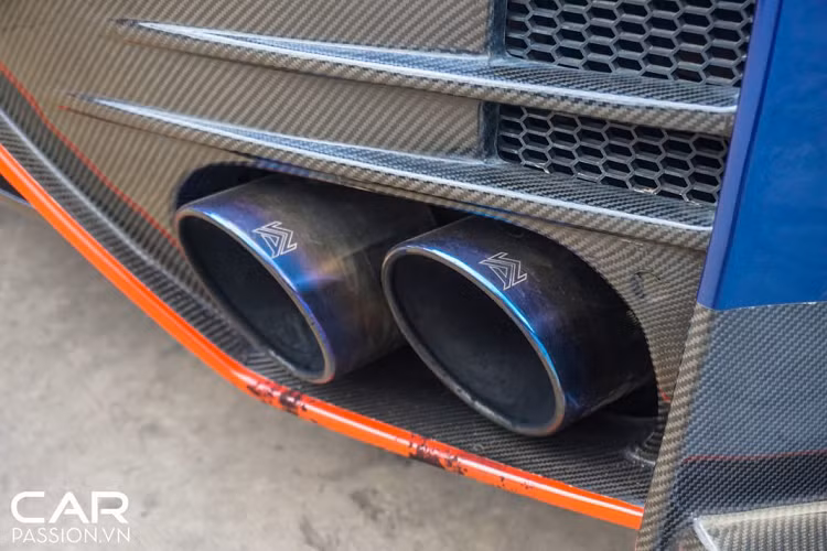 Với gói nâng cấp ngoại thất Nismo, thân xe được bổ sung thêm hai líp gió hông được làm từ sợi carbon. Đuôi xe trở nên lạ lẫm với cản sau được thiết kế lại, tạo nên một vẻ ngoài đầy hầm hố cho xe, sự xuất hiện của một cánh gió cỡ lớn bắt cố định vào nắp cốp trên phiên bản Nismo tạo cho xe một ngoại hình hiếu chiến, đậm chất xe đua đường phố của Nhật Bản. Tất cả những chi tiết thuộc gói nâng cấp ngoại thất Nismo đều có cấu tạo từ vật liệu sợi carbon siêu nhẹ và được chủ nhân dán decal viền đỏ bắt mắt.