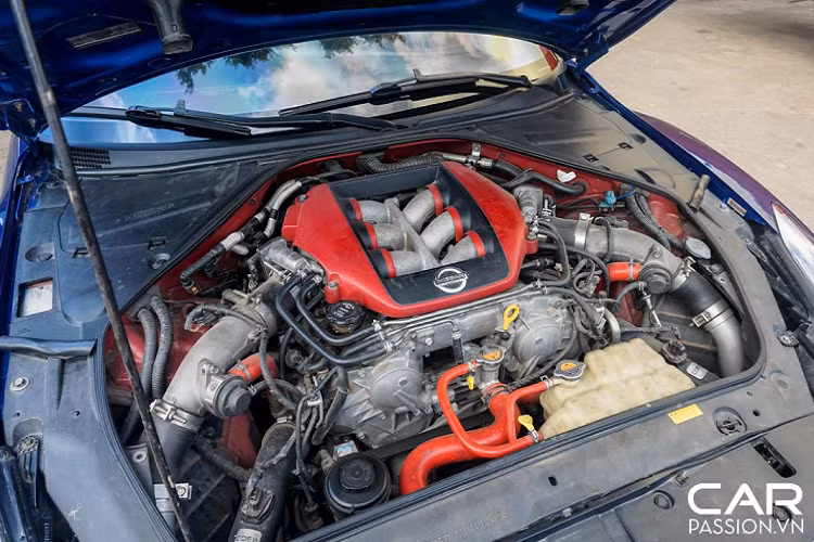 Chi tiết còn lại đã được chủ nhân nâng cấp cho chiếc Nissan GT-R R35 của mình chính là hệ thống ống xả, có lẽ vì chưa hài lòng với âm thanh nguyên bản nên anh đã lựa chọn hệ thống ống xả Armytrix trị giá lên đến hàng trăm triệu Đồng cho xe. Hệ thống ống xả mới với 4 họng xả được làm từ vật liệu titanium có khả năng đổi màu ở nhiệt độ cao, đi cùng với đó là âm thanh phát ra vô cùng ấn tượng và không kém phần uy lực.