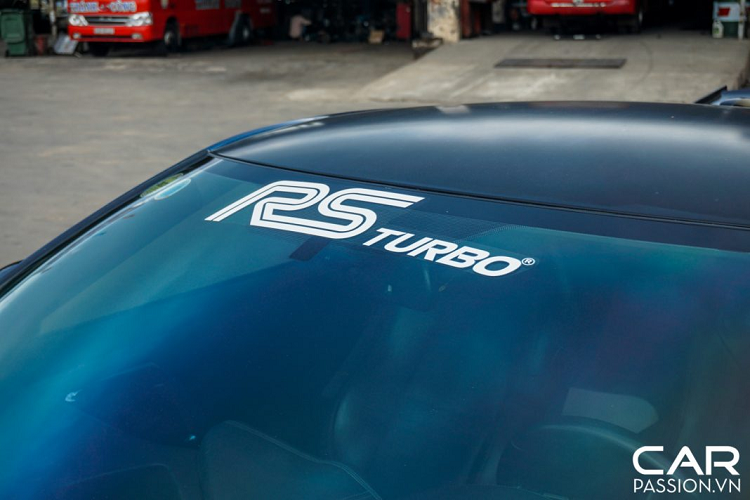 Chiếc Nissan GT-R R35 nói trên không chỉ được chủ nhân trùng tu lại khối động cơ V6, vị doanh nhân có tiếng trong lĩnh vực vận tải hành khách còn “mạnh tay” nâng cấp hàng loạt các chi tiết ở ngoại thất như bộ bodykit của phiên bản hiệu năng cao Nismo và một số đồ chơi đắt giá.