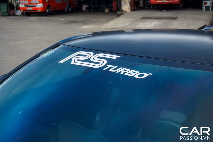 Chiếc Nissan GT-R R35 nói trên không chỉ được chủ nhân trùng tu lại khối động cơ V6, vị doanh nhân có tiếng trong lĩnh vực vận tải hành khách còn “mạnh tay” nâng cấp hàng loạt các chi tiết ở ngoại thất như bộ bodykit của phiên bản hiệu năng cao Nismo và một số đồ chơi đắt giá.