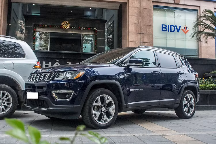 Trong phân khúc Crossover (CUV) tại thị trường ô tô Việt Nam, người tiêu dùng đã "quen mặt đặt tên" với những mẫu xe như Honda CR-V, Mazda CX-5 hay Hyundai Tucson. Do đó, nhiều mẫu xe khác cùng phân khúc vẫn xuất hiện ở nước ta nhưng không thường được nhắc đến mà Jeep Compass 2019 mới là một trong những ví dụ điển hình.