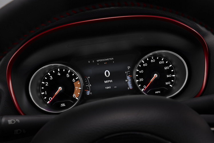 Jeep Compass thế hệ hiện hành sở hữu động cơ 4 xi-lanh, dung tích 2.4L cho công suất 180 mã lực và mô men xoắn cực đại 237 Nm kết hợp hộp số tự động 6 cấp cùng hệ dẫn động 4 bánh. Giá xe Jeep Compass tại Việt Nam không chính hãng khoảng 1 tỷ đồng.