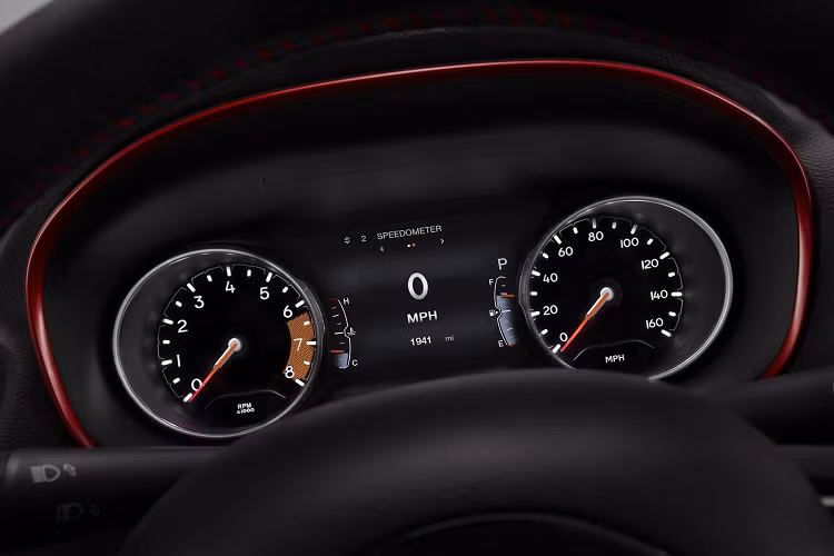 Jeep Compass thế hệ hiện hành sở hữu động cơ 4 xi-lanh, dung tích 2.4L cho công suất 180 mã lực và mô men xoắn cực đại 237 Nm kết hợp hộp số tự động 6 cấp cùng hệ dẫn động 4 bánh. Giá xe Jeep Compass tại Việt Nam không chính hãng khoảng 1 tỷ đồng.