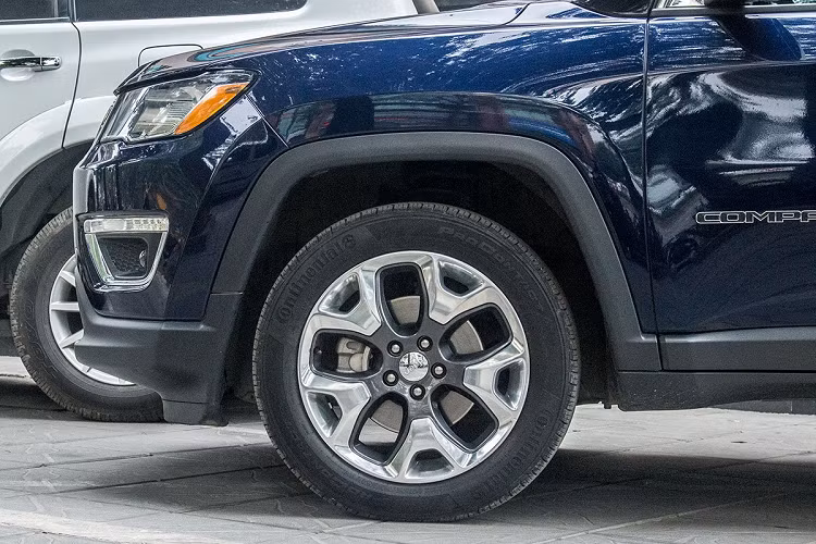 Ở ngoại thất, Jeep Compass sở hữu sự cứng cáp như hầu hết các thương hiệu ô tô đến từ Mỹ với lưới tản nhiệt 7 khe gió đặc trưng. Cụm đèn trước đèn pha HID, đèn chạy ngày LED và đèn sương mù được tích hợp với khe hút gió hạ thấp có viền mạ crom. Cản trước trên Jeep Compass hiện hành sử dụng nhựa cứng sơn đen sần kèm chi tiết mạ bạc ở trung tâm, bên trong là dạng lưới chia gió.