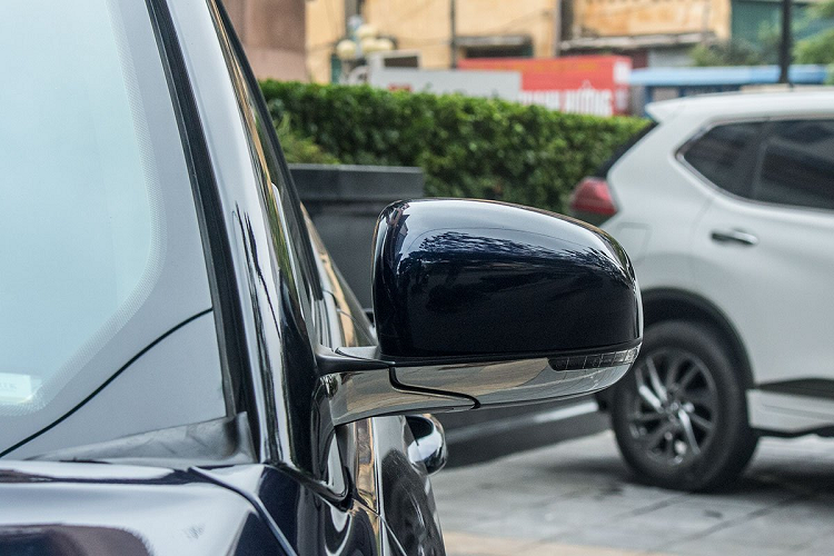 Phần thân xe, Jeep Compass có vòm bánh vuông vức sử dụng nhựa đen, bộ la-zăng hợp kim có kích thước 18 inch cùng bộ lốp Continental đắt tiền. Gương chiếu hậu của mẫu CUV thương hiệu Mỹ được sơn đồng màu thân xe, bên dưới có lớp mạ crom kèm đèn xi-nhan dạng LED cùng với đó tính năng chỉnh/gập điện cũng xuất hiện trên Jeep Compass.