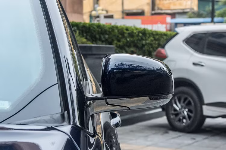 Phần thân xe, Jeep Compass có vòm bánh vuông vức sử dụng nhựa đen, bộ la-zăng hợp kim có kích thước 18 inch cùng bộ lốp Continental đắt tiền. Gương chiếu hậu của mẫu CUV thương hiệu Mỹ được sơn đồng màu thân xe, bên dưới có lớp mạ crom kèm đèn xi-nhan dạng LED cùng với đó tính năng chỉnh/gập điện cũng xuất hiện trên Jeep Compass.