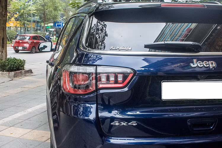 Khoang nội thất xe sở hữu vô-lăng bọc da tích hợp đầy đủ phím bấm chức năng kèm cụm đồng hồ lái 2 ô với màn hiển thị trung tâm TFT kích thước 3,5 inch, bản cao cấp sẽ có tuỳ chọn màn hình lái đến 7 inch. Trung tâm bảng táp-lô là màn hình giải trí 7 inch kèm hệ thống thông tin giải trí UConnect 5.0 có khả năng kết nối Apple CarPlay/Android Auto/Bluetooth/AUX/USB, nhận diện giọng nói, nhắn tin và gọi điện rảnh tay... cùng với đó là dàn âm thanh 6 loa được tích hợp.