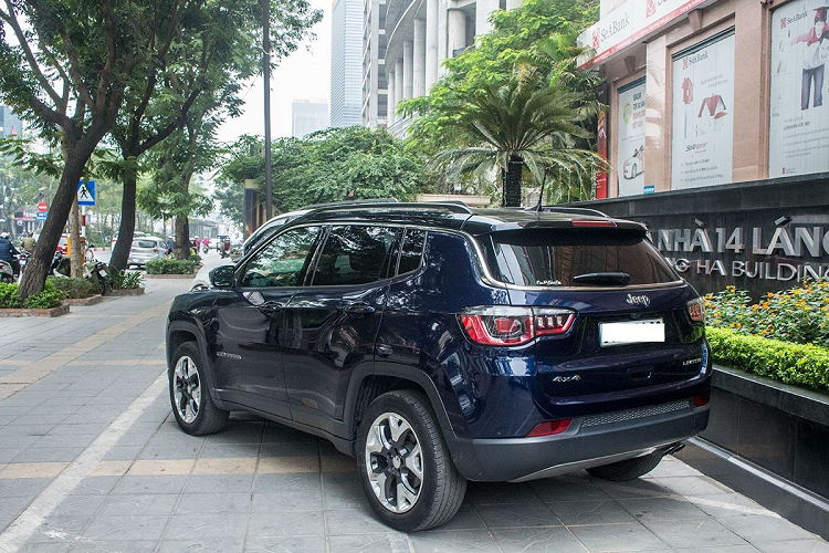 Bước sang phần đuôi, Jeep Compass có dải crom chạy từ trụ A ra phần hậu khá ấn tượng, cụm đèn hậu LED cùng tạo hình vuốt hổ tương tự trên xe Peugeot 3008. Bộ đôi ống xả xuất hiện trên chiếc xe hơi mới này nhưng khá "ẩn mình" kết hợp cản sau nhựa bạc. Cửa cốp, đèn phanh trên cao, cảm biến/camera lùi vẫn xuất hiện đầy đủ trên Jeep Compass.
