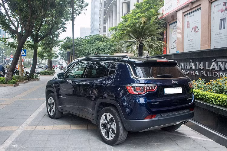 Bước sang phần đuôi, Jeep Compass có dải crom chạy từ trụ A ra phần hậu khá ấn tượng, cụm đèn hậu LED cùng tạo hình vuốt hổ tương tự trên xe Peugeot 3008. Bộ đôi ống xả xuất hiện trên chiếc xe hơi mới này nhưng khá "ẩn mình" kết hợp cản sau nhựa bạc. Cửa cốp, đèn phanh trên cao, cảm biến/camera lùi vẫn xuất hiện đầy đủ trên Jeep Compass.