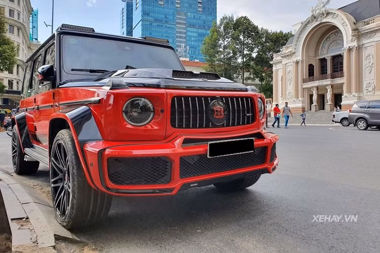 Gói nâng cấp của Brabus tiếp tục cung cấp cho chiếc Mercedes-AMG G63 Edition 1 bộ cánh lướt gió cỡ lớn độc đáo phía sau, vỏ đựng lốp dự phòng có logo Brabus, cùng hệ thống ống xả tinh chỉnh có logo Brabus dập nổi, có thể tạo ra âm thanh uy lực hơn ống xả nguyên bản gấp nhiều lần.
