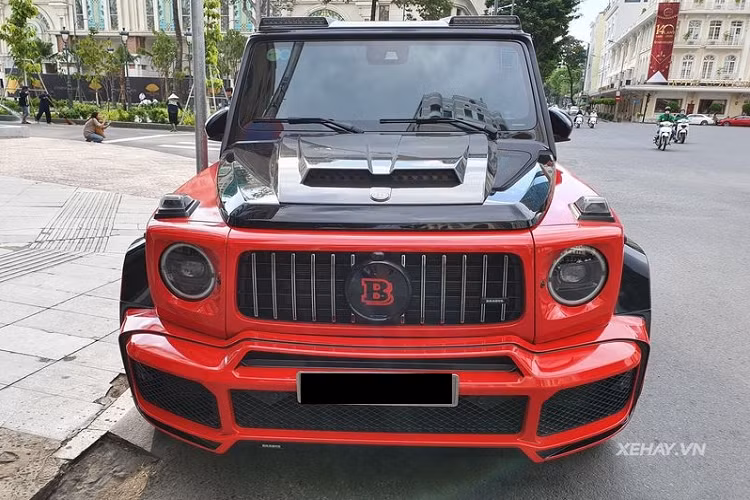 Lưới tản nhiệt Panamericana của G63 Edition 1 vẫn được giữ nguyên nhưng logo Mercedes-Benz ở chính giữa đã được thay bằng logo Brabus với chữ B màu đỏ nổi bật ở trung tâm, ngay bên cạnh chiếc logo lớn là một logo nhỏ khác.