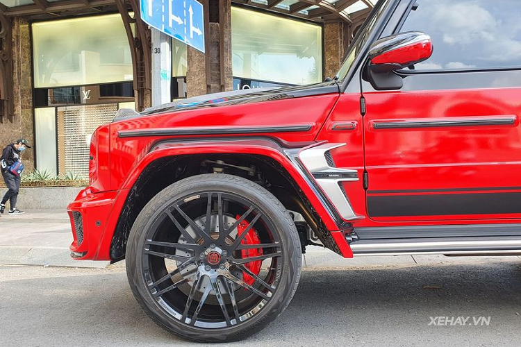 Ở dạng nguyên bản, Mercedes-AMG G63 Edition 1 được trang bị động cơ tăng áp kép Bi-Turbo V8 4.0L, tạo ra công suất 577 mã lực và mô-men xoắn cực đại 850Nm. Kết hợp cùng hộp số tự động 9 cấp và hệ dẫn động bốn bánh 4Matic, G63 có thể tăng tốc từ 0-100 km/h trong 4,5 giây và đạt vận tốc tối đa 220 km/h.