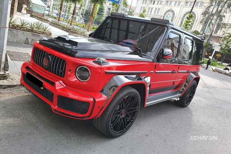 Nắp ca-pô cũng được làm lại bằng sợi carbon tích hợp hai hốc hút gió cỡ lớn và logo Brabus. Trên nóc xe, Brabus còn bổ sung hai dải đèn LED trợ sáng được ốp bằng sợi carbon.