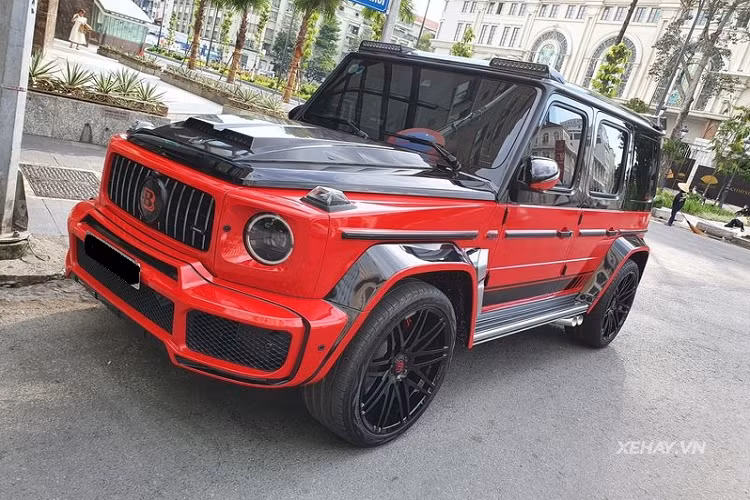 Nắp ca-pô cũng được làm lại bằng sợi carbon tích hợp hai hốc hút gió cỡ lớn và logo Brabus. Trên nóc xe, Brabus còn bổ sung hai dải đèn LED trợ sáng được ốp bằng sợi carbon.