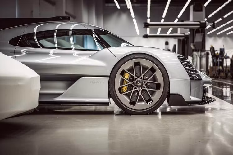 Chi tiết đầu ra ống xả ở phía trên là tương tự như 918 Spyder, trong khi tầm nhìn phía sau là một rắc rối bởi không có thiếu cửa sổ. Ngoài ra, 919 Street còn có cửa mở lên trên và mang một bộ khuếch tán gió phía sau siêu lớn.